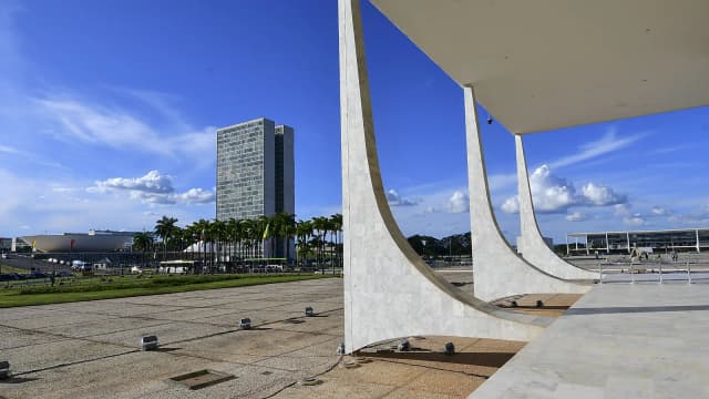 Fachada do Supremo Tribunal Federal, em Brasília, com a Esplanada dos Ministérios ao fundo