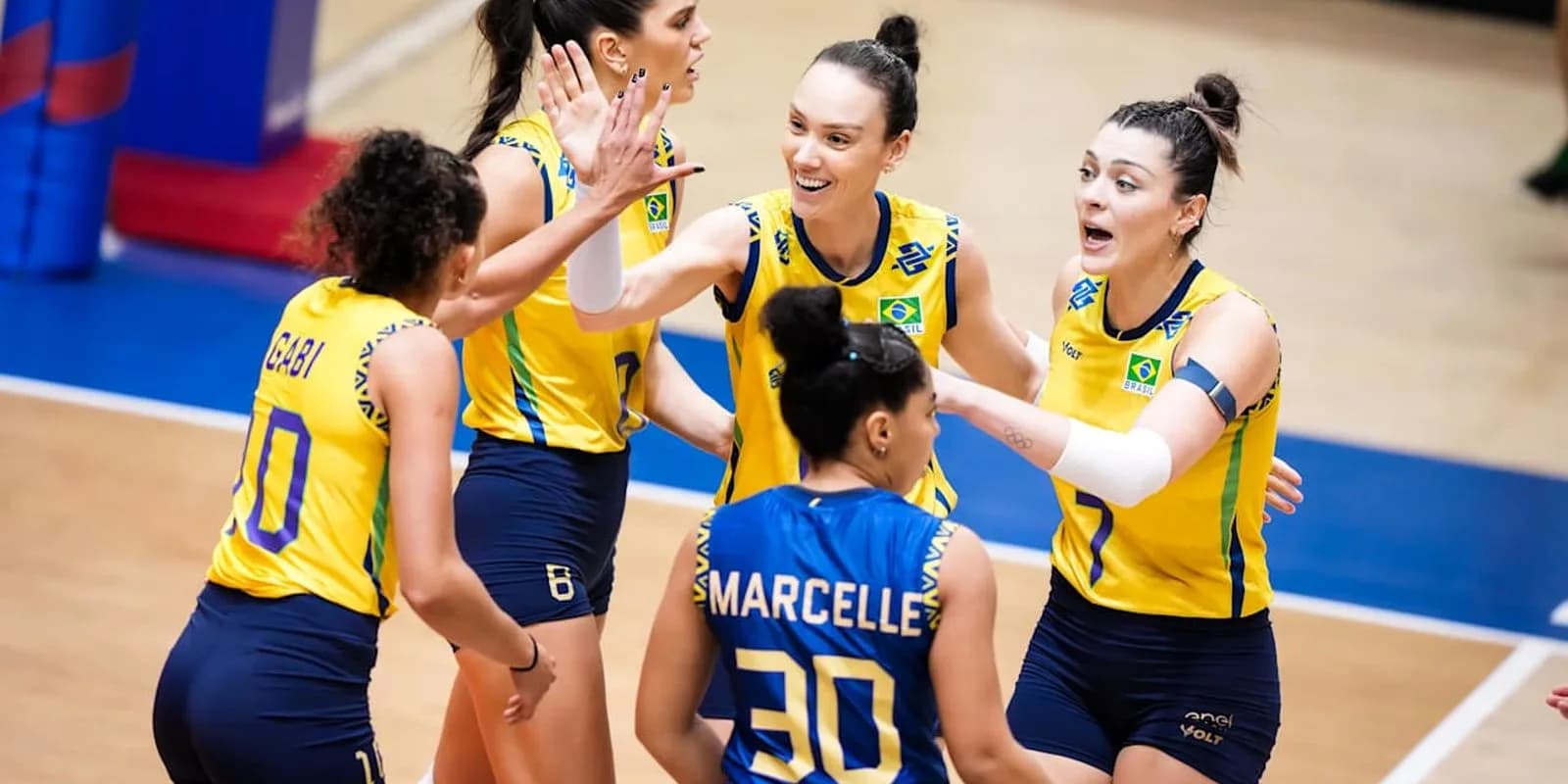Jogadoras da seleção brasileira de vôlei feminino comemorando ponto, foto de arquivo