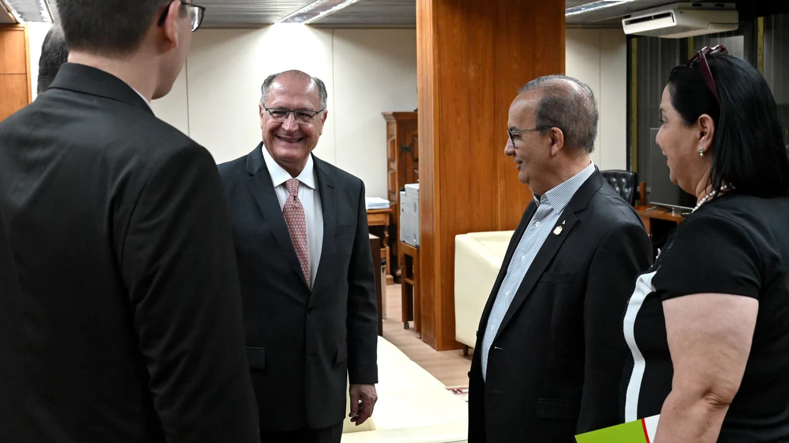 O governador de Santa Catarina, Jorginho Mello, em reunião durante evento político
