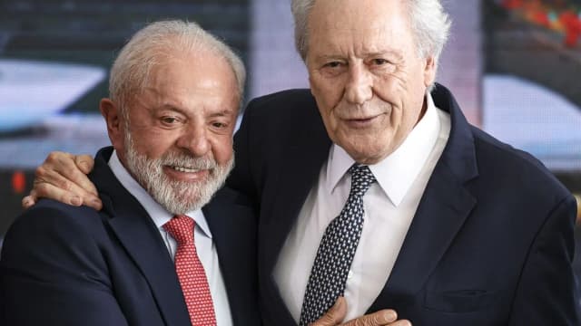 O presidente Lula abraça o ministro da Justiça, Ricardo Lewandowski, durante evento oficial