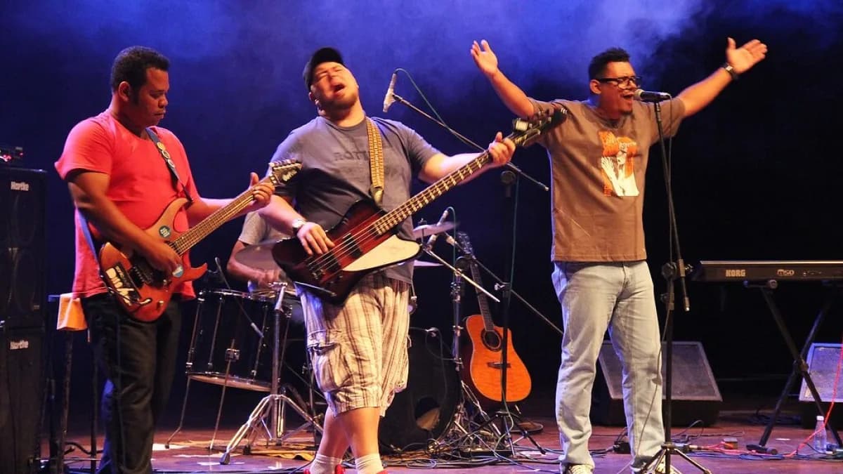 Banda faz apresentação de tributo a Renato Russo em show ao vivo