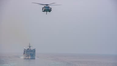 Helicóptero da Marinha dos EUA sobrevoa navio de apoio durante travessia do Estreito de Ormuz, em imagem de arquivo