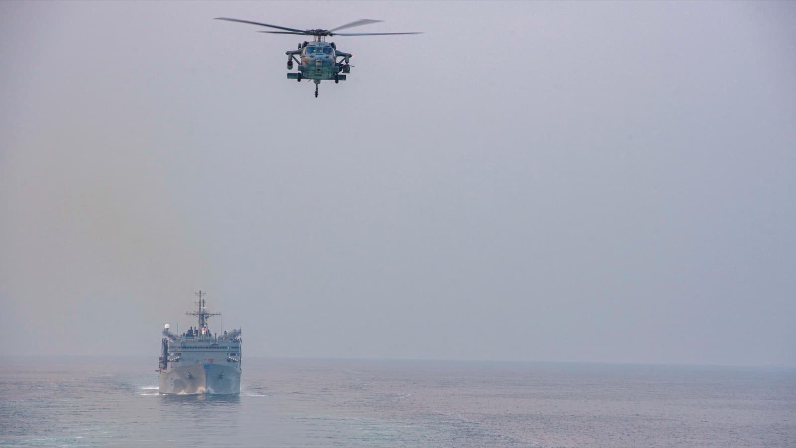 Helicóptero da Marinha dos EUA sobrevoa navio de apoio durante travessia do Estreito de Ormuz, em imagem de arquivo