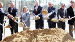 Autoridades seguram pás em cerimônia de início de obras de um data center nos Estados Unidos