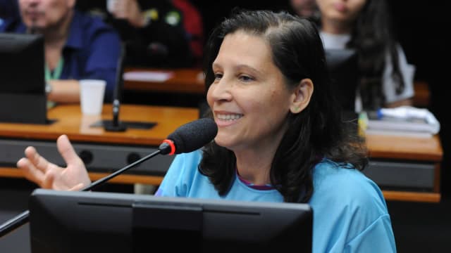Representante da equipe Canomama-DF fala em audiência pública sobre Dragon Boat para sobreviventes de câncer de mama