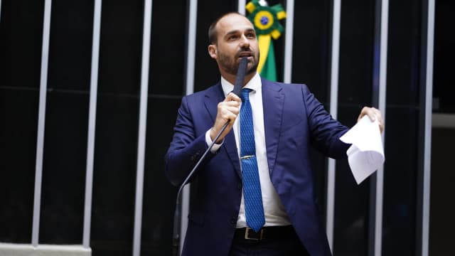 O deputado federal Eduardo Bolsonaro discursa no plenário da Câmara dos Deputados