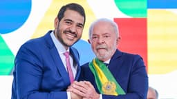 Jorge Messias cumprimenta o presidente Lula durante cerimônia de posse como ministro-chefe da AGU (foto de arquivo)