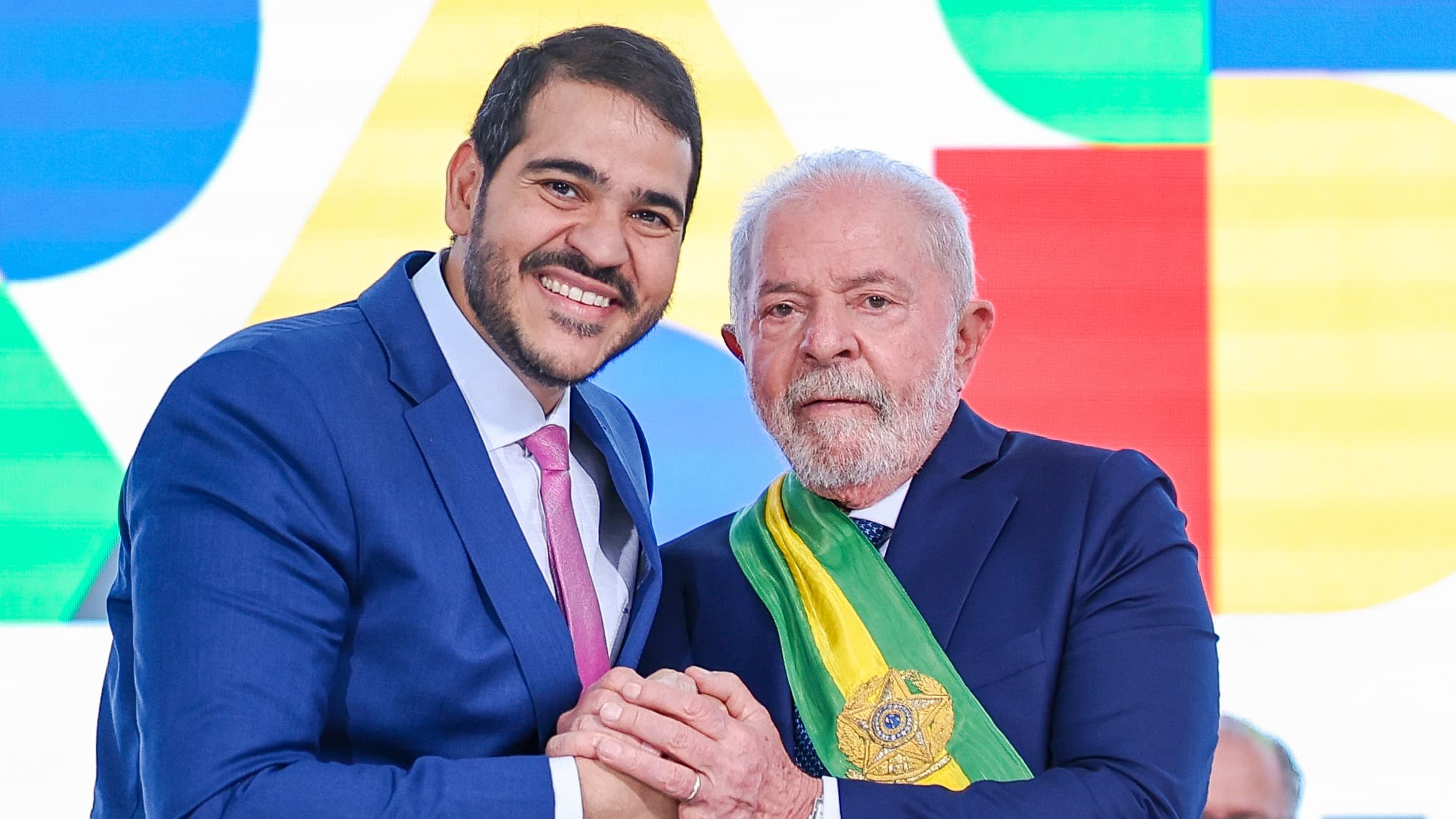 Jorge Messias cumprimenta o presidente Lula durante cerimônia de posse como ministro-chefe da AGU (foto de arquivo)