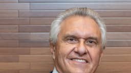 Retrato do governador de Goiás, Ronaldo Caiado, sorrindo, com a faixa de governador