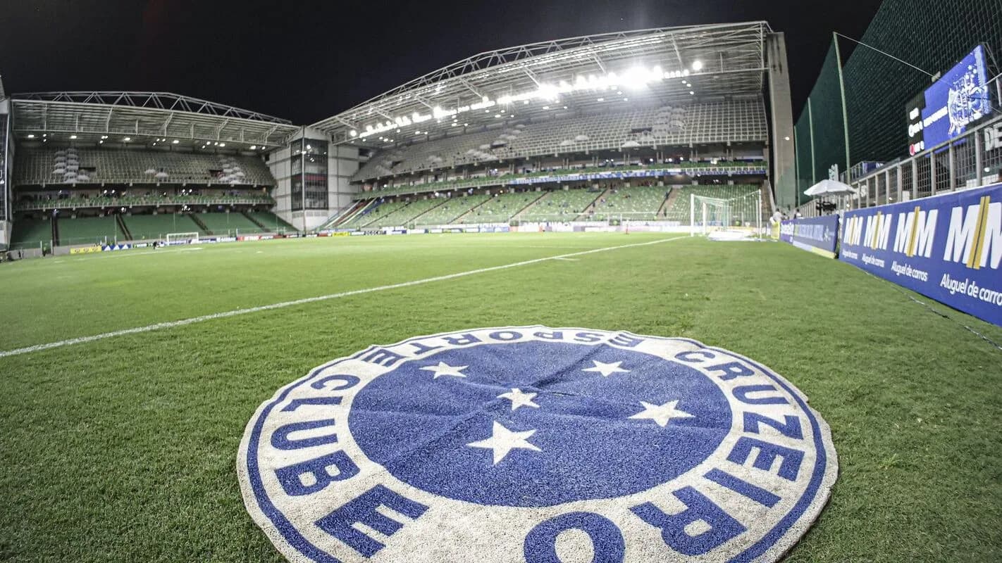 Escudo do Cruzeiro pintado no gramado do Mineirão antes de um clássico contra o Atlético