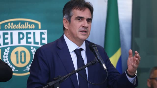 Ciro Nogueira discursa em cerimônia, de terno azul-marinho, diante de bandeira do Brasil