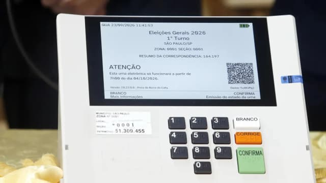 Urna eletrônica com a tela das Eleições Gerais 2026
