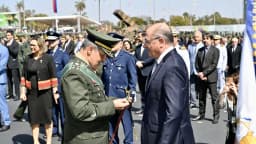 General do Exército Brasileiro em uniforme de gala cumprimenta autoridade durante cerimônia do Dia do Soldado