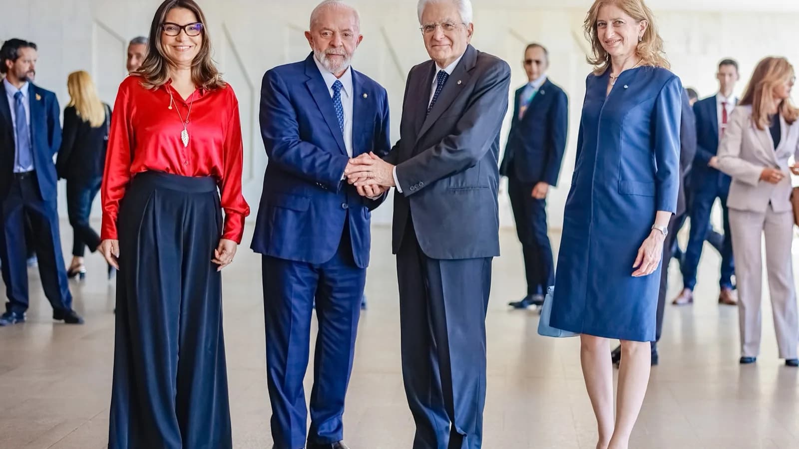 Lula cumprimenta o presidente da Itália, Sergio Mattarella, durante evento oficial em Brasília (foto de arquivo, julho de 2024)