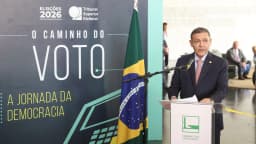 Ministro Kassio Nunes Marques discursa em púlpito na abertura da exposição O Caminho do Voto, na Câmara dos Deputados