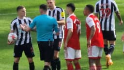 Gabriel Jesus, com a camisa 9 do Arsenal, ao lado de outros jogadores durante partida contra o Newcastle