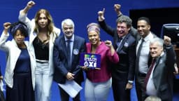 Senadores e apoiadores comemoram com o punho erguido a aprovação da PEC que acaba com a escala 6x1