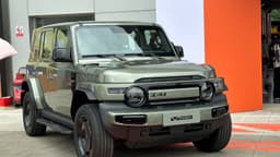 Foto de arquivo do SUV elétrico iCAR V23, na cor verde, visto de três quartos na dianteira, com o logotipo iCAR na grade e a inscrição V23 na placa dianteira