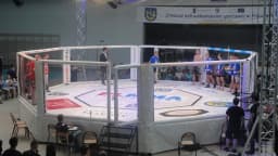 Octógono de MMA vazio antes de evento de luta
