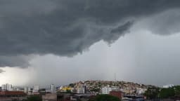Nuvens escuras de temporal se aproximando sobre área urbana