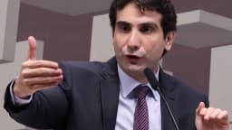 Gabriel Galípolo, presidente do Banco Central, discursa gesticulando com as mãos