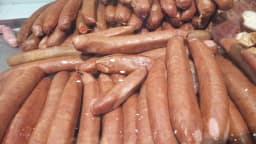 Linguiças cruas expostas, foto ilustrativa do tipo de produto recolhido pela Anvisa