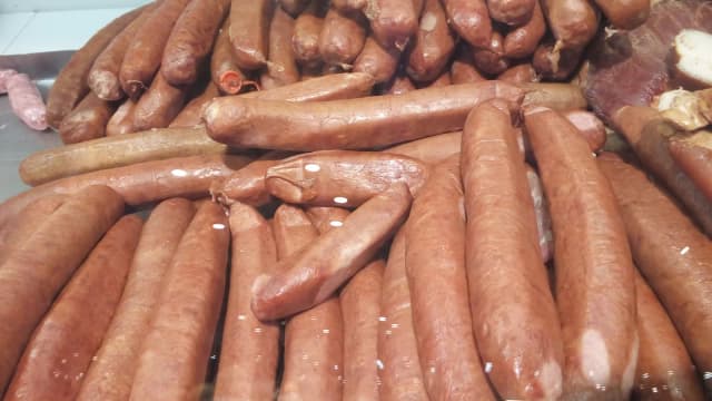 Linguiças cruas expostas, foto ilustrativa do tipo de produto recolhido pela Anvisa