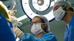 Equipe médica realiza cirurgia em centro cirúrgico