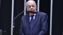 Homem discursa em púlpito durante cerimônia de homenagem aos desenvolvedores da urna eletrônica na Câmara dos Deputados (imagem de arquivo)
