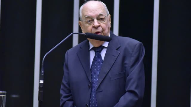 Homem discursa em púlpito durante cerimônia de homenagem aos desenvolvedores da urna eletrônica na Câmara dos Deputados (imagem de arquivo)