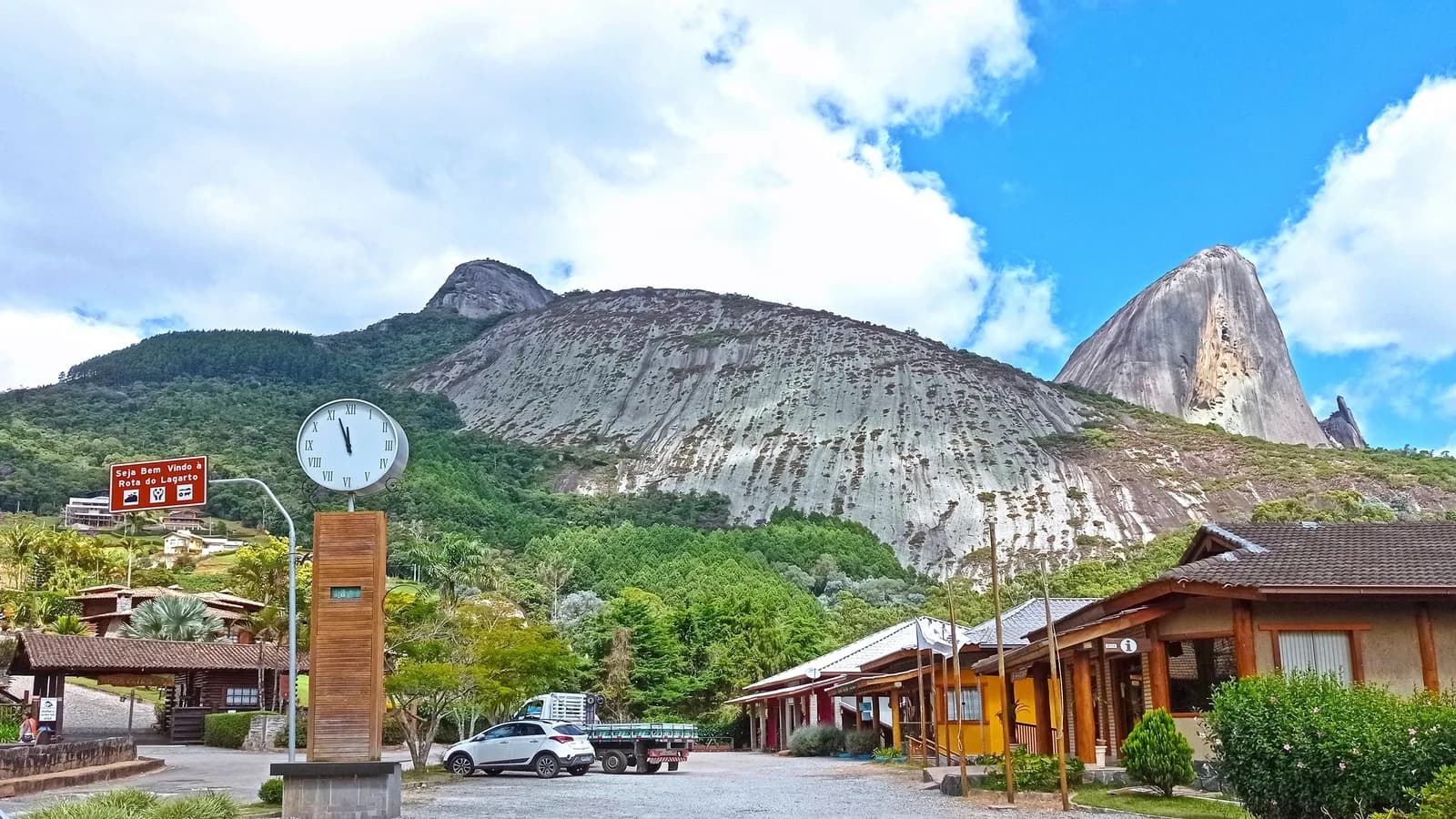 Rota do Lagarto com a formação rochosa Pedra Azul ao fundo, em Domingos Martins (ES)