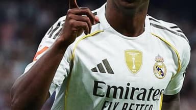 Vinicius Júnior comemora gol com o uniforme do Real Madrid