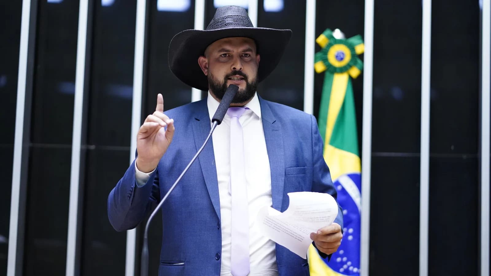 Deputado federal Zé Trovão, de chapéu, discursa na tribuna da Câmara dos Deputados