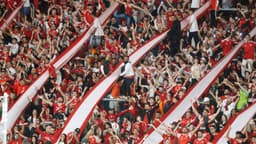 Torcida do Internacional com bandeirões vermelhos e brancos no Beira-Rio durante o jogo contra o Corinthians