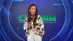 A repórter Mariana Reis, da TV Sim Brasil, no estúdio da emissora, durante a reportagem sobre a lei seca nas eleições