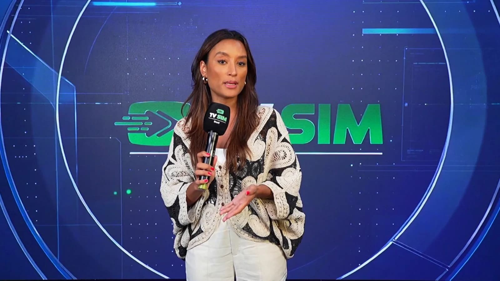 A repórter Mariana Reis, da TV Sim Brasil, no estúdio da emissora, durante a reportagem sobre a lei seca nas eleições