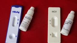 Testes rápidos de hepatite B (HBsAg) e hepatite C (HCV) sobre superfície vermelha, foto de arquivo de campanha de multivacinação