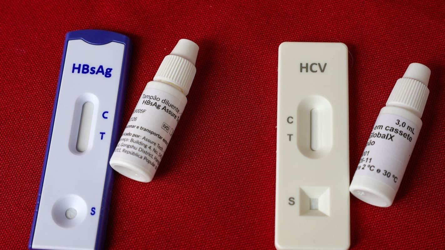 Testes rápidos de hepatite B (HBsAg) e hepatite C (HCV) sobre superfície vermelha, foto de arquivo de campanha de multivacinação