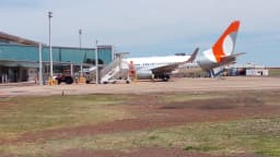 Terminal do Aeroporto Regional de Cascavel, com avião estacionado junto ao finger de embarque
