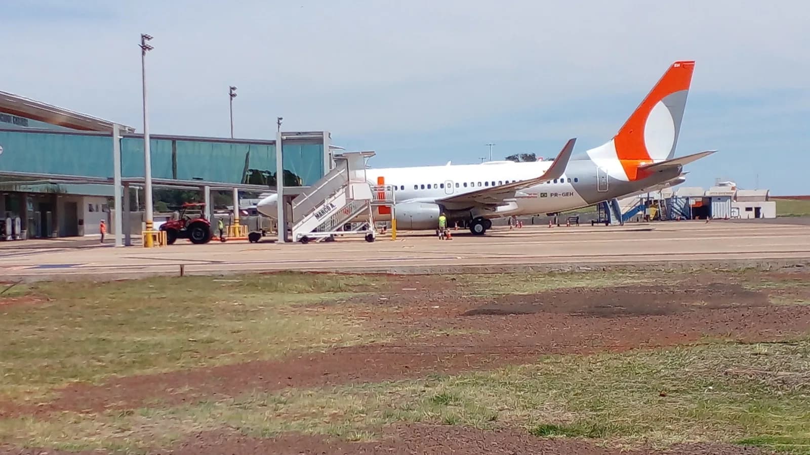 Terminal do Aeroporto Regional de Cascavel, com avião estacionado junto ao finger de embarque