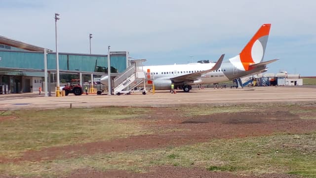 Terminal do Aeroporto Regional de Cascavel, com avião estacionado junto ao finger de embarque