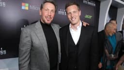 David Ellison, presidente-executivo da Paramount, sorri em evento com terno escuro