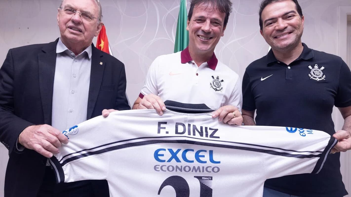 Fernando Diniz, técnico do Corinthians, em evento de apresentação com a camisa do clube (foto de arquivo)