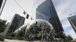Fachada da sede da Amazon em Seattle, com as esferas de vidro características do campus
