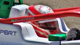 Rafael Câmara dentro do cockpit do carro de corrida, com o nome Camara escrito no halo