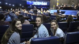 Paolla Oliveira ao lado de Nathalia Dill e Paula Burlamaqui em evento público