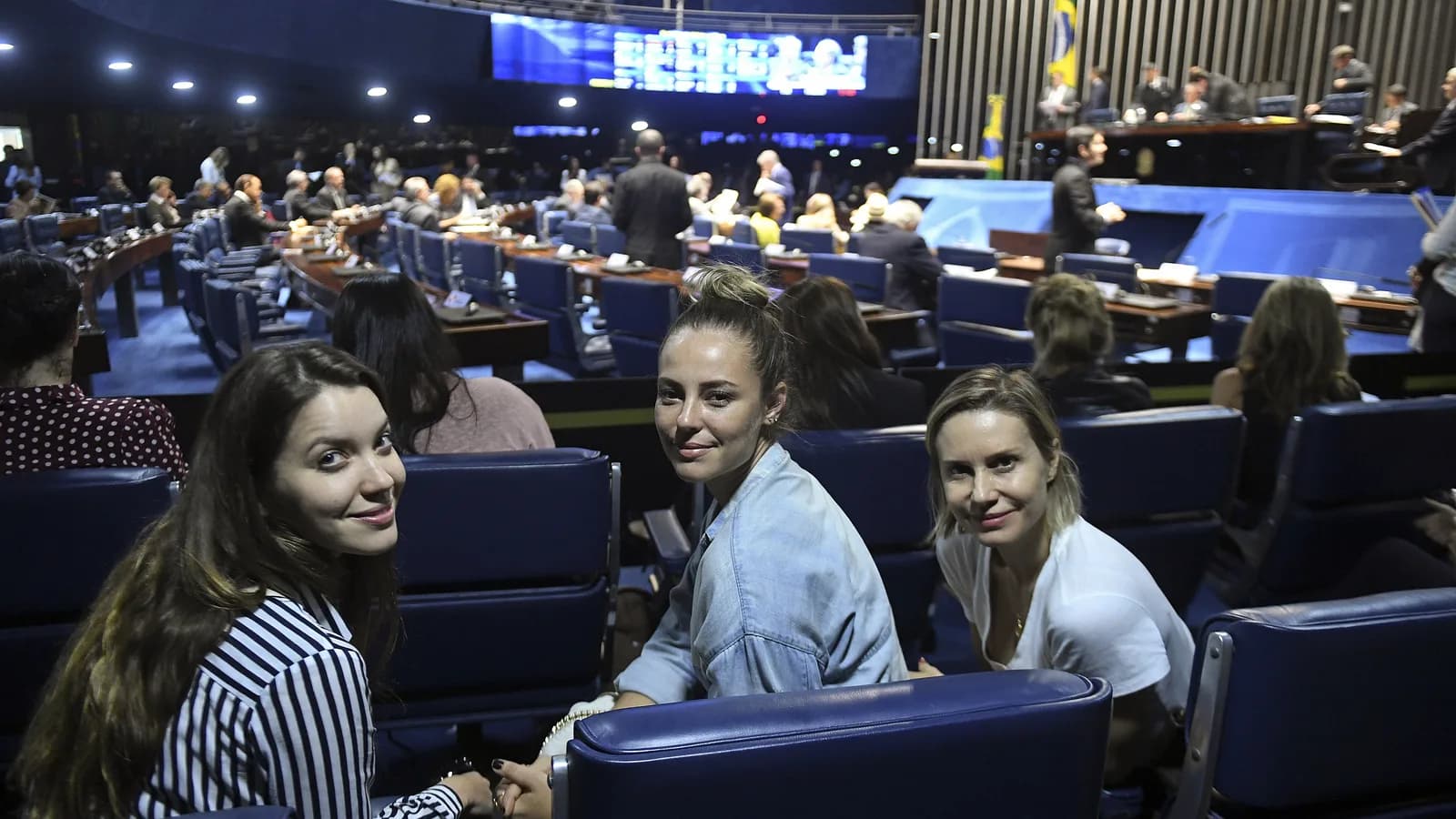 Paolla Oliveira ao lado de Nathalia Dill e Paula Burlamaqui em evento público