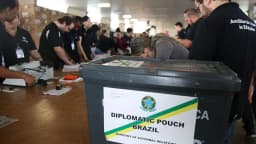 Equipe organiza urnas e material eleitoral para votação de brasileiros no exterior