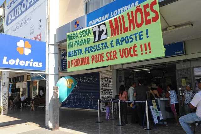 Brasília - Apostadores procuram as casas lotéricas para jogar na  Mega Sena , que deve pagar o maior prêmio do ano.