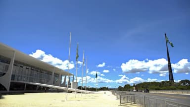 Fachada do Palácio do Planalto, sede da Presidência da República, em Brasília, sob céu azul com nuvens